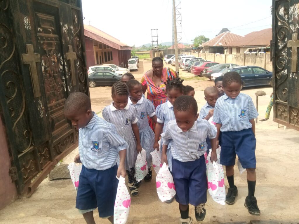 Valentine Day: Sunshine school shares food to over 200 less privileged, beggars