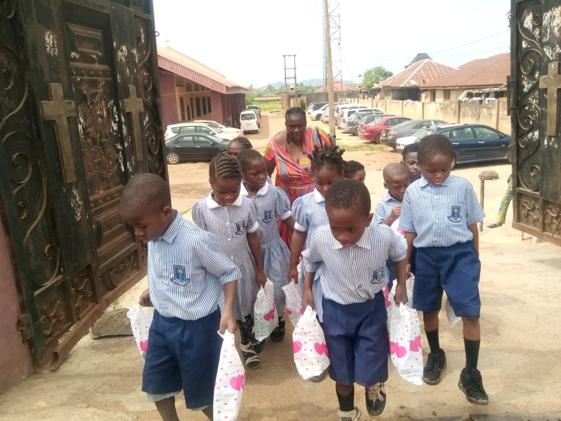 Valentine Day: Sunshine school shares food to over 200 less privileged, beggars